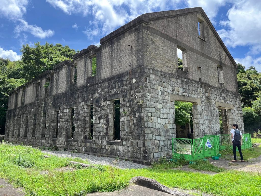 戦争遺構の前で